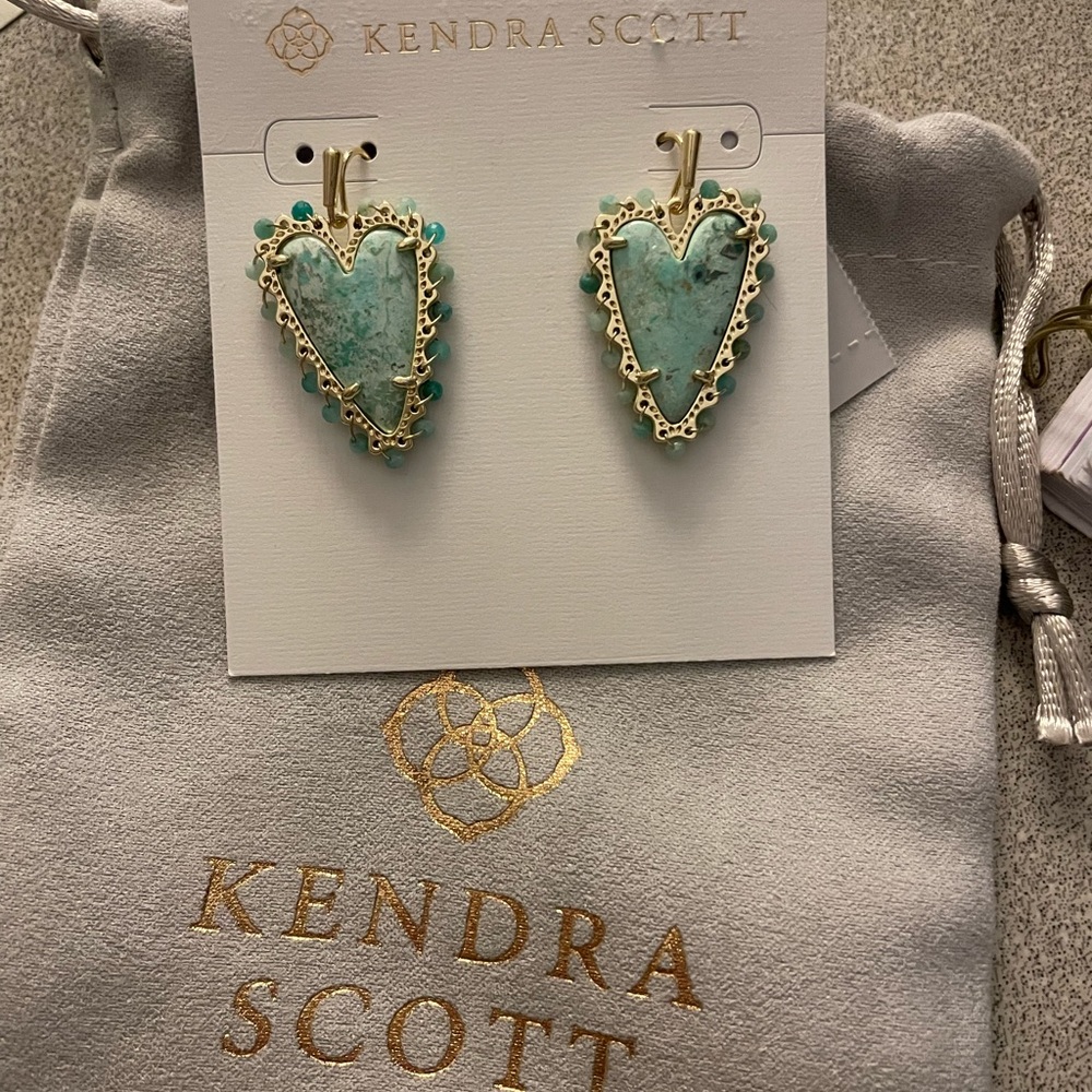 BNWT Kendra Scott heart earrings